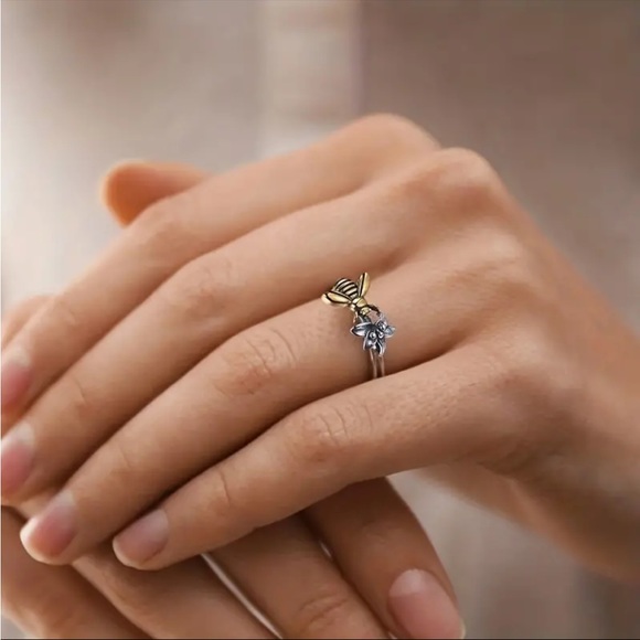 ‼️$7‼️🆕 Vintage Dainty Bee Flower Ring - Picture 3 of 8